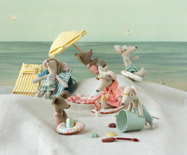 Maileg Beach Bucket and Shovel Set, close-up detail